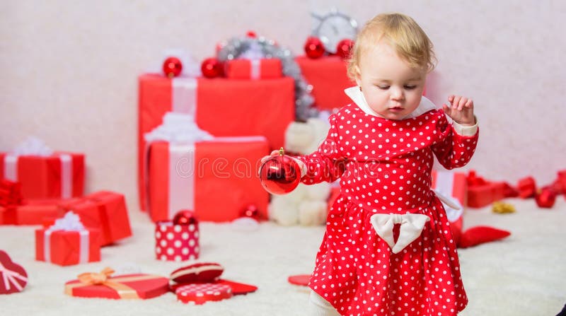 Vacances de famille Cadeaux pour premier Noël d'enfant Activités de Noël pour des enfants en bas âge Concept de miracle de Noël C images libres de droits Vacances de famille Cadeaux pour premier Noël d'enfant Activités de Noël pour des enfants en bas âge Concept de miracle de Noël C images libres de droits