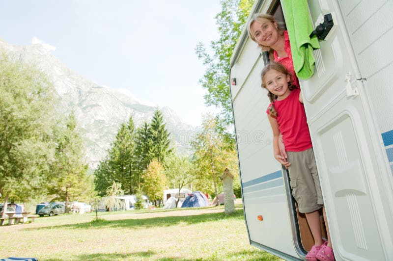 Vacances de famille dans le campeur photographie stock