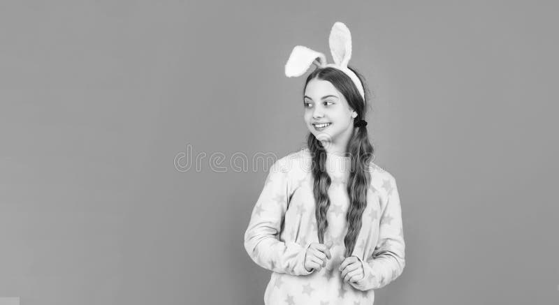 Vacances de Pâques. enfant aux oreilles de lapin et pyjama. temps pour s'amuser. adorable enfant à l'air drôle. photographie stock libre de droits
