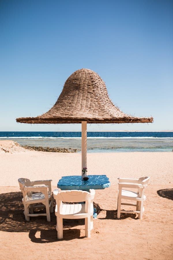 Vacances de vacances trois chaises longues de plage sous la tente sur la plage image libre de droits Vacances de vacances trois chaises longues de plage sous la tente sur la plage image libre de droits