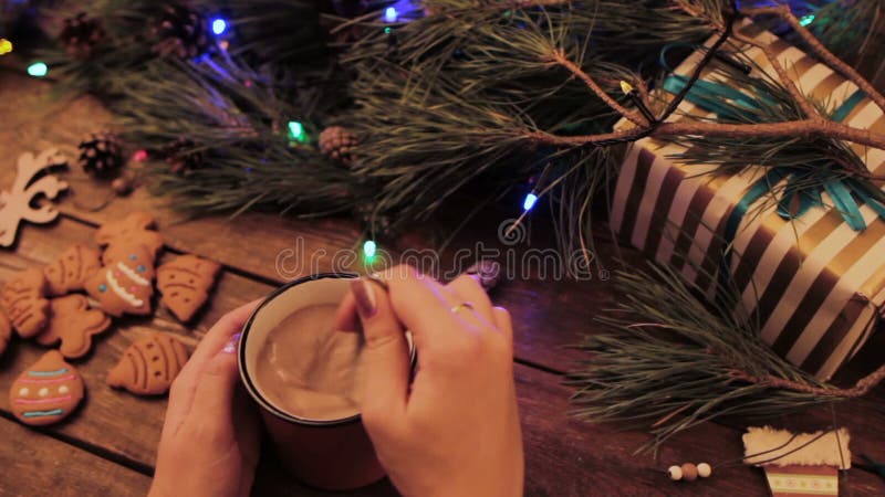 Vacances délicieuses de Noël avec le latte et les biscuits banque de vidéos