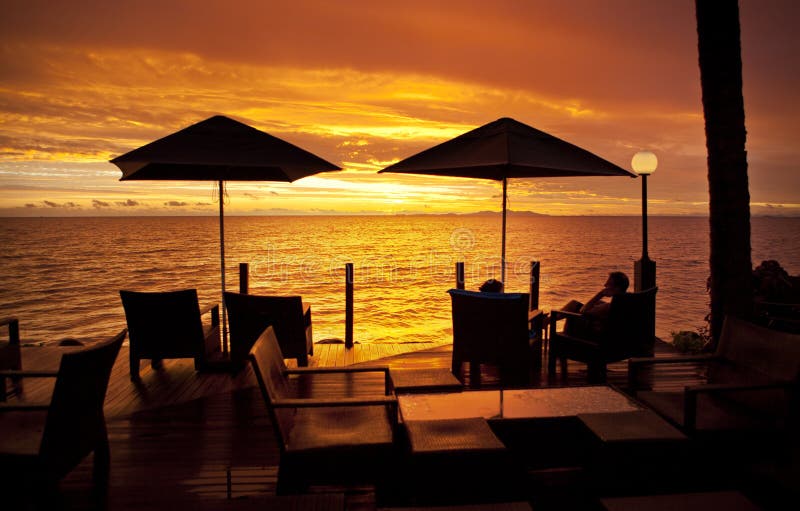 Vacances Fiji de coucher du soleil d'océan