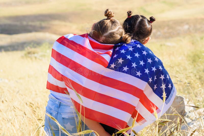 Vacances patriotiques Enfants heureux, filles mignonnes de petits enfants avec le drapeau américain Les Etats-Unis c?l?brent le 4 image libre de droits Vacances patriotiques Enfants heureux, filles mignonnes de petits enfants avec le drapeau américain Les Etats-Unis c?l?brent le 4 image libre de droits