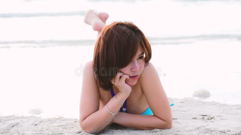 Vacances reposantes bikini de femme de l'heure d'été sur la plage. Robe gay et chapeaux de paille d'été d'usage de femme reposant clips vidéos