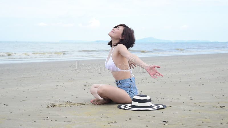 Vacances reposantes bikini de femme de l'heure d'été sur la plage. Robe gay et chapeaux de paille d'été d'usage de femme reposant clips vidéos