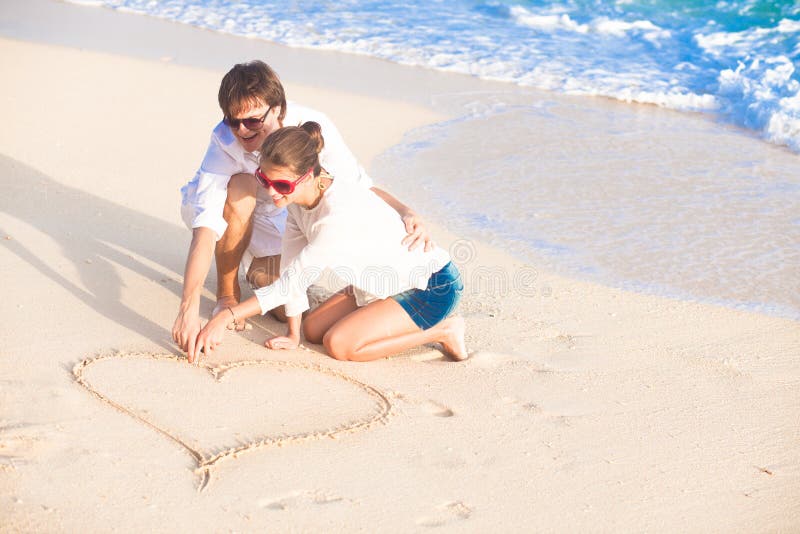 Vacances romantiques d'amants sur une plage tropicale. photos stock Vacances romantiques d'amants sur une plage tropicale. photos stock