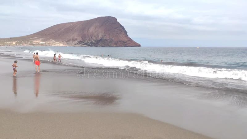 Vacanciers sur la plage populaire la tejita playa la tejita atlantique océan. banque de vidéos