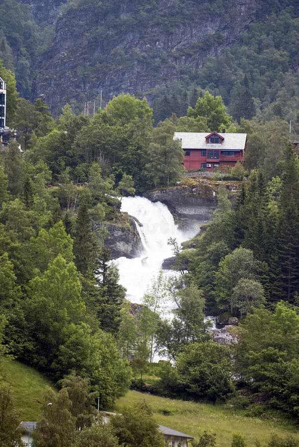 Vacanza e viaggio di turismo Montagne e cascata a Bergen, Norvegia, Scandinavia fotografia stock Vacanza e viaggio di turismo Montagne e cascata a Bergen, Norvegia, Scandinavia fotografia stock