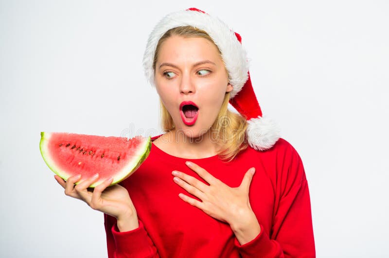 Vacanza esotica di inverno Celebri l'estate del nuovo anno La ragazza di Natale mangia l'anguria Il cappello di Santa di usura de fotografia stock libera da diritti Vacanza esotica di inverno Celebri l'estate del nuovo anno La ragazza di Natale mangia l'anguria Il cappello di Santa di usura de fotografia stock libera da diritti