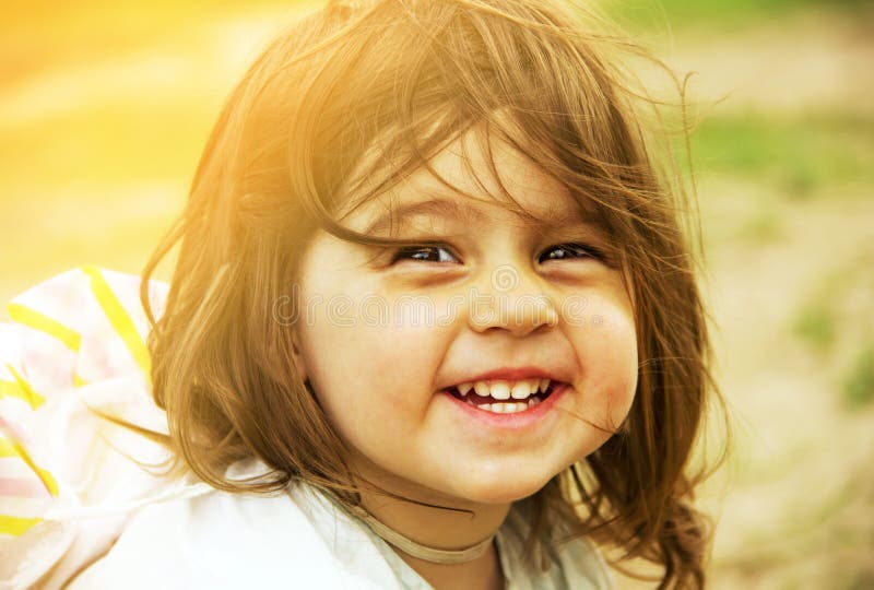 Vacanze estive - il bambino adorabile sta sorridendo modificato immagine stock Vacanze estive - il bambino adorabile sta sorridendo modificato immagine stock