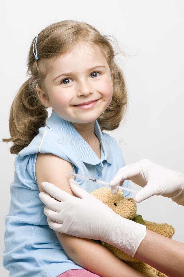 Un medico, che danno un bambino un iniezione.