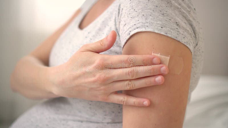 Vaccination d'une femme enceinte. médecin dans les gants met le vaccin. concept de vaccination banque de vidéos