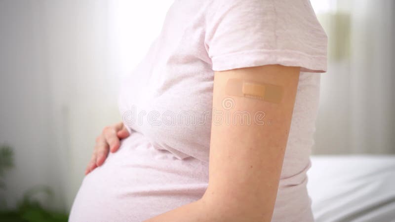 Vaccination d'une femme enceinte. médecin dans les gants met le vaccin. concept de vaccination clips vidéos