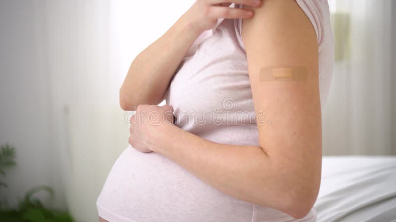 Vaccination d'une femme enceinte. médecin dans les gants met le vaccin. concept de vaccination banque de vidéos