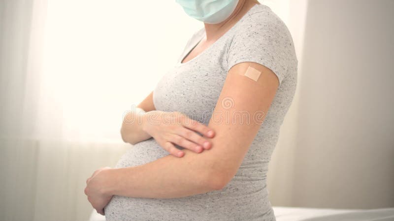 Vaccination d'une femme enceinte. médecin dans les gants met le vaccin. concept de vaccination banque de vidéos