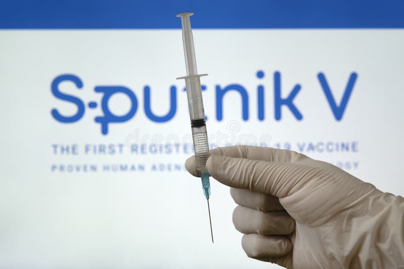 Vaccinet sputnik v mot koronovirusinfektion covid 19 och en spruta mot vit bakgrund.