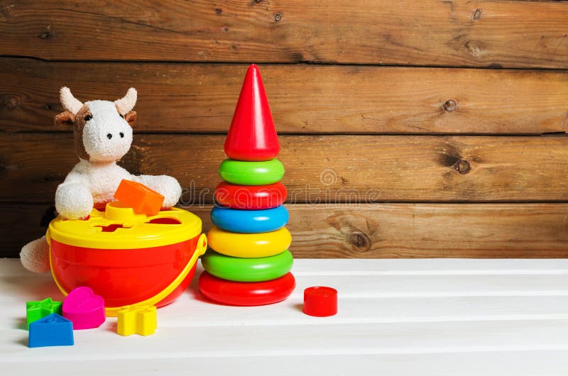 Jouets De Peluche Lapin, Chien Et Petit Bébé S'asseyant Sur La