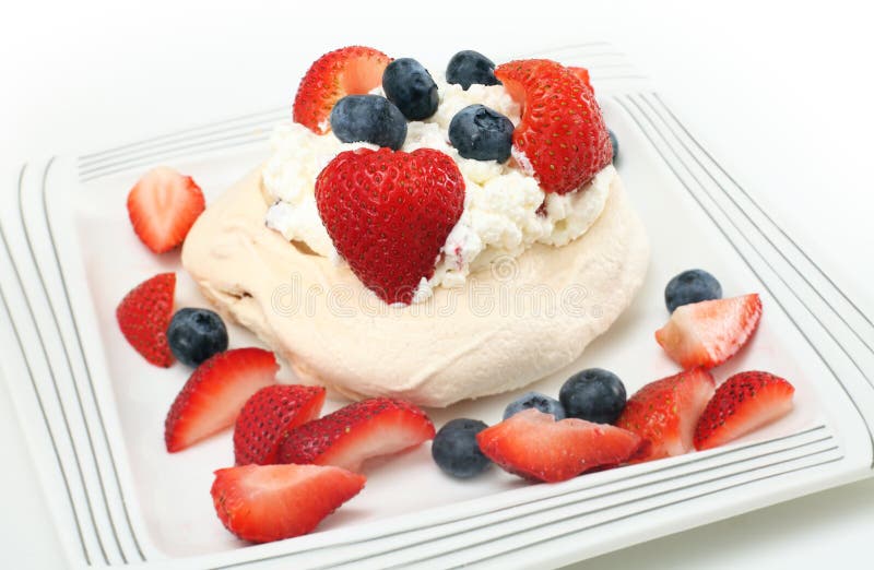 Vacherin fait maison de fraise photo libre de droits Vacherin fait maison de fraise photo libre de droits