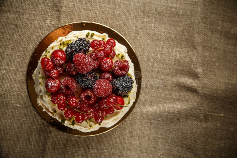 Vacherin, une maison faite gâteau à partir des couches de meringue, crème fouettée, et baies fraîches photos libres de droits Vacherin, une maison faite gâteau à partir des couches de meringue, crème fouettée, et baies fraîches photos libres de droits