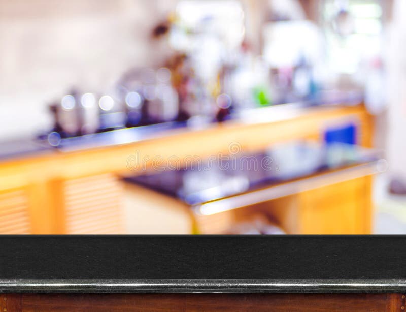 Vacie la sobremesa de mármol negra y la luz borrosa del bokeh de la cocina adentro fotografía de archivo Vacie la sobremesa de mármol negra y la luz borrosa del bokeh de la cocina adentro fotografía de archivo