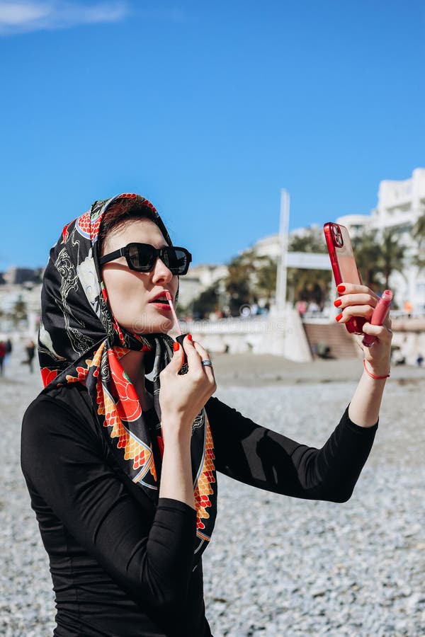 Vacker flicka med silke-scarf på stranden i fin royaltyfri bild