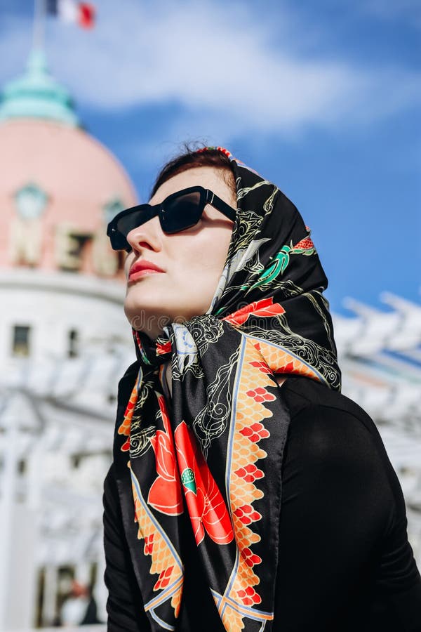 Vacker flicka med silke-scarf på stranden i fin royaltyfri fotografi