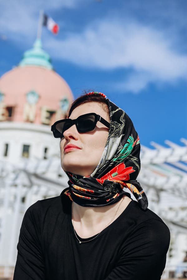 Vacker flicka med silke-scarf på stranden i fin arkivfoto