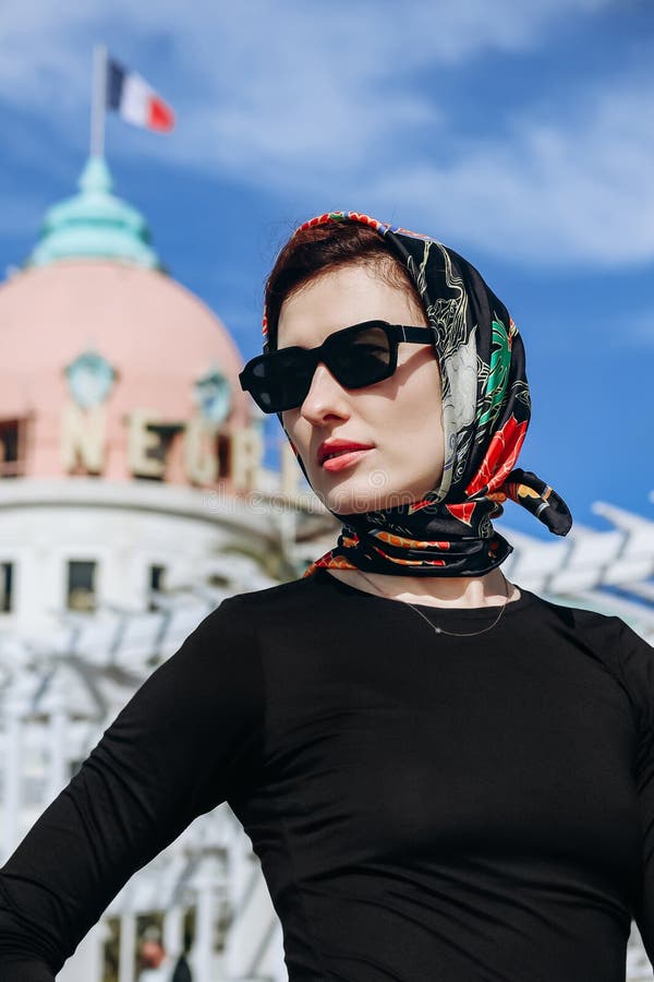 Vacker flicka med silke-scarf på stranden i fin arkivbilder
