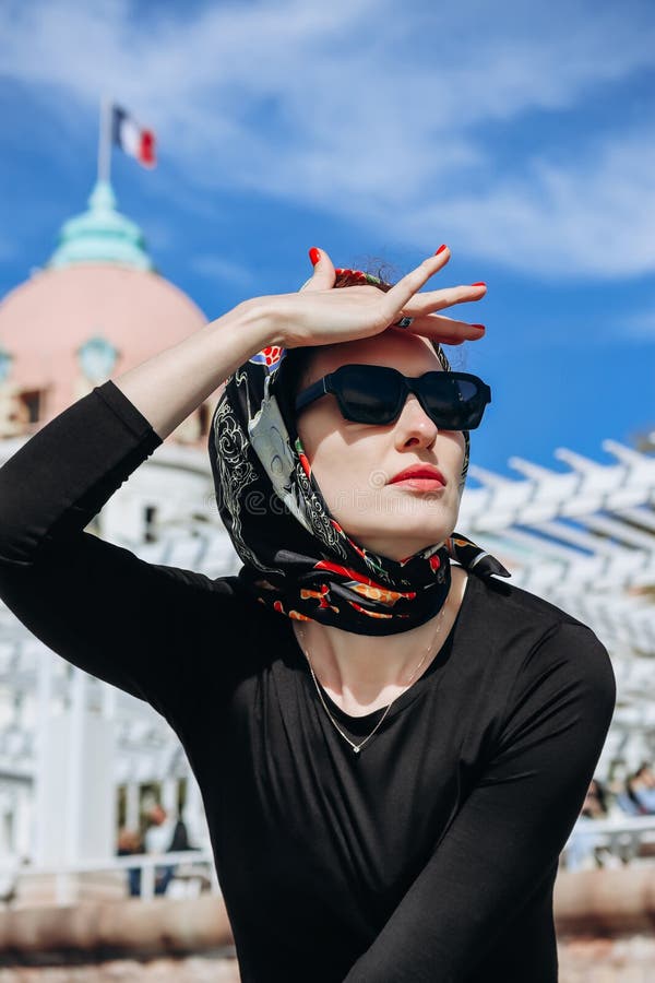 Vacker flicka med silke-scarf på stranden i fin arkivbilder