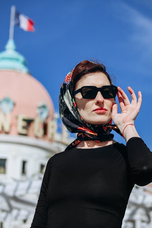 Vacker flicka med silke-scarf på stranden i fin fotografering för bildbyråer
