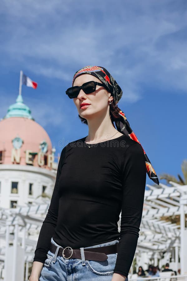Vacker flicka med silke-scarf på stranden i fin arkivbilder