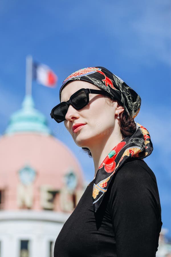 Vacker flicka med silke-scarf på stranden i fin fotografering för bildbyråer