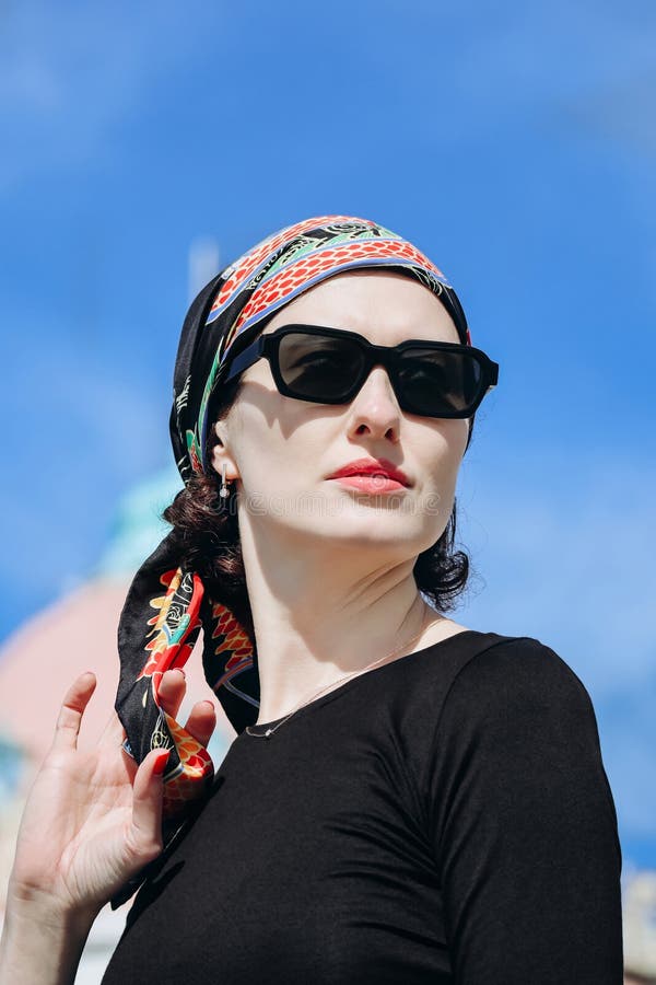 Vacker flicka med silke-scarf på stranden i fin royaltyfri foto