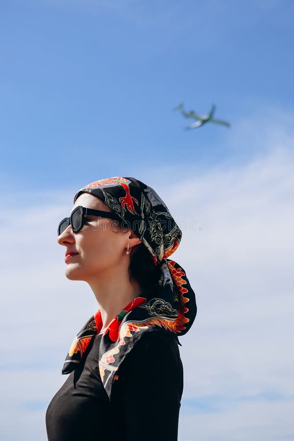 Vacker flicka med silke-scarf på stranden i fin royaltyfri fotografi