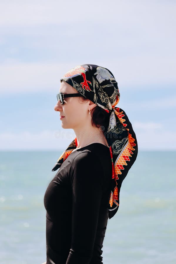 Vacker flicka med silke-scarf på stranden i fin royaltyfri foto