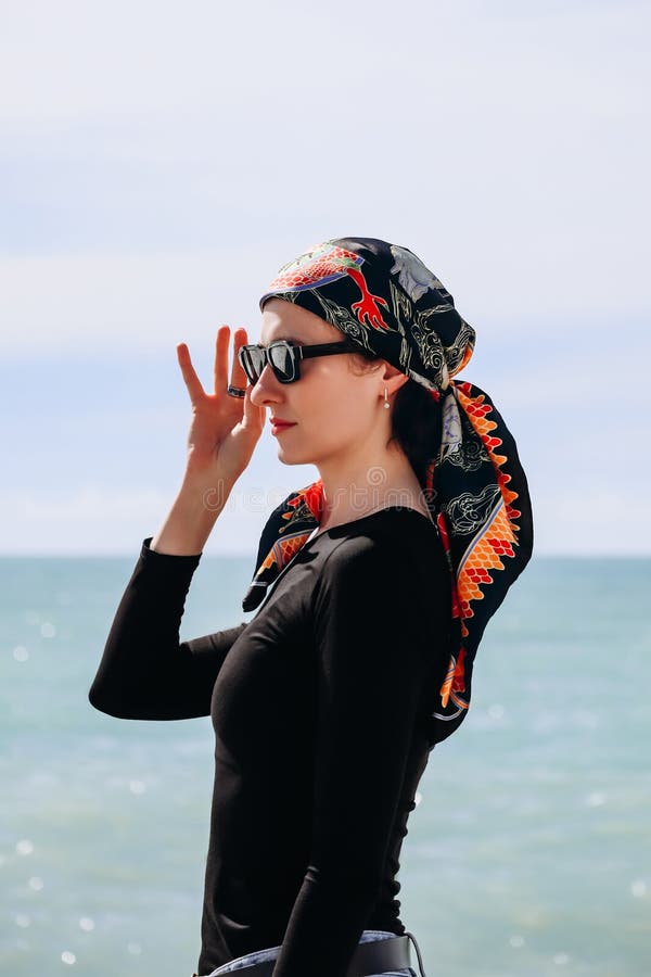 Vacker flicka med silke-scarf på stranden i fin royaltyfri bild