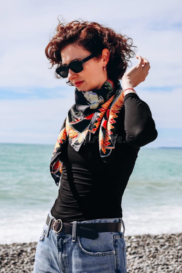 Vacker flicka med silke-scarf på stranden i fin royaltyfri fotografi