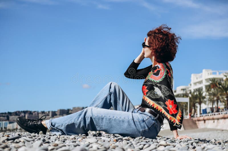 Vacker flicka med silke-scarf på stranden i fin royaltyfri fotografi