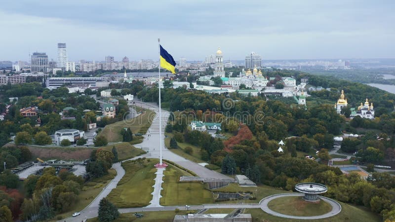 Vacker flygsyn på stor ukrainsk flagga nära kyiv pechersk lavra fredlig molnig historiska sommarlandmärken panorama arkivfilmer