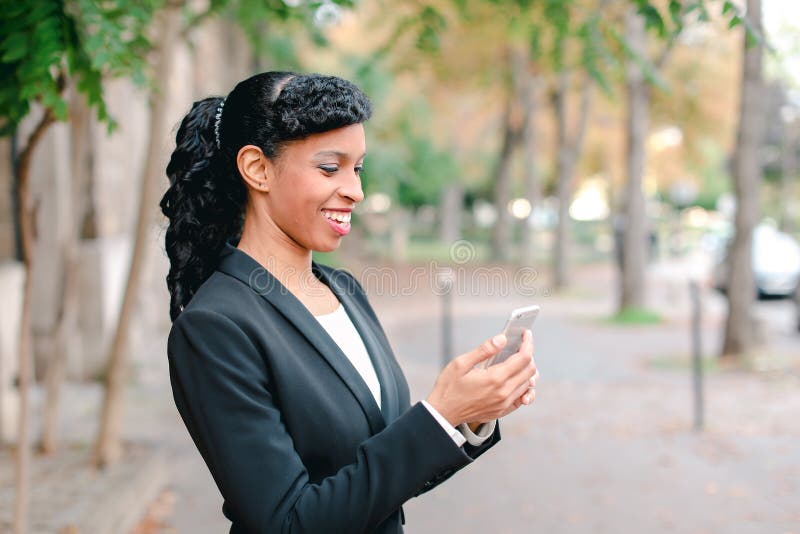 Vacker fästmö som pratar på smartphone med nära ansikte. arkivbild