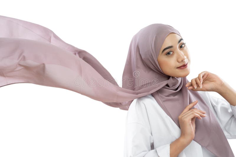 Vacker hijabisk flicka med lila slöja i vinden arkivbild