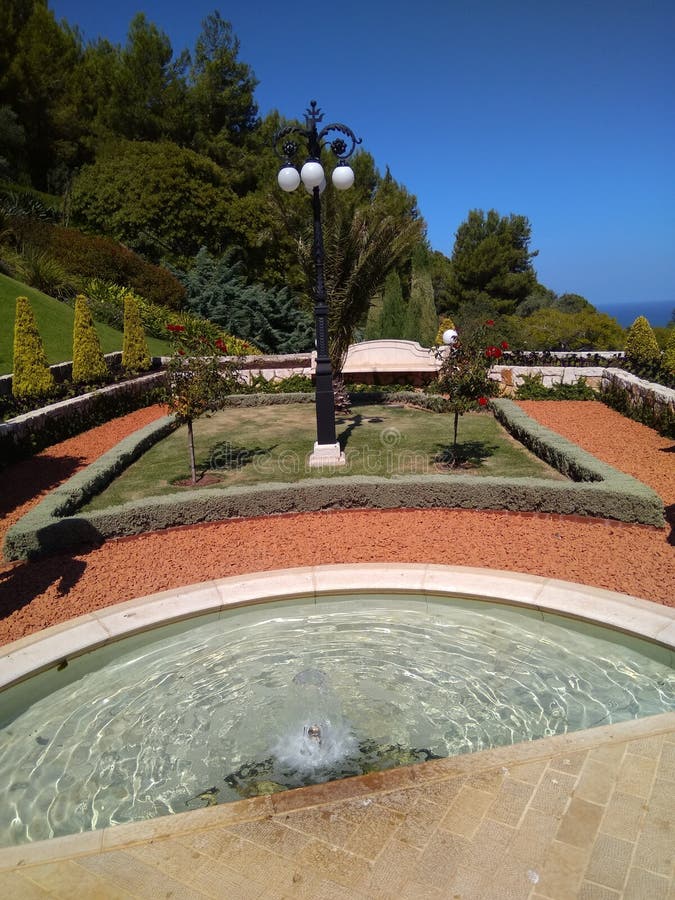 Vacker kvadrat med lantern i bahai-trädgården i Haifa. fotografering för bildbyråer