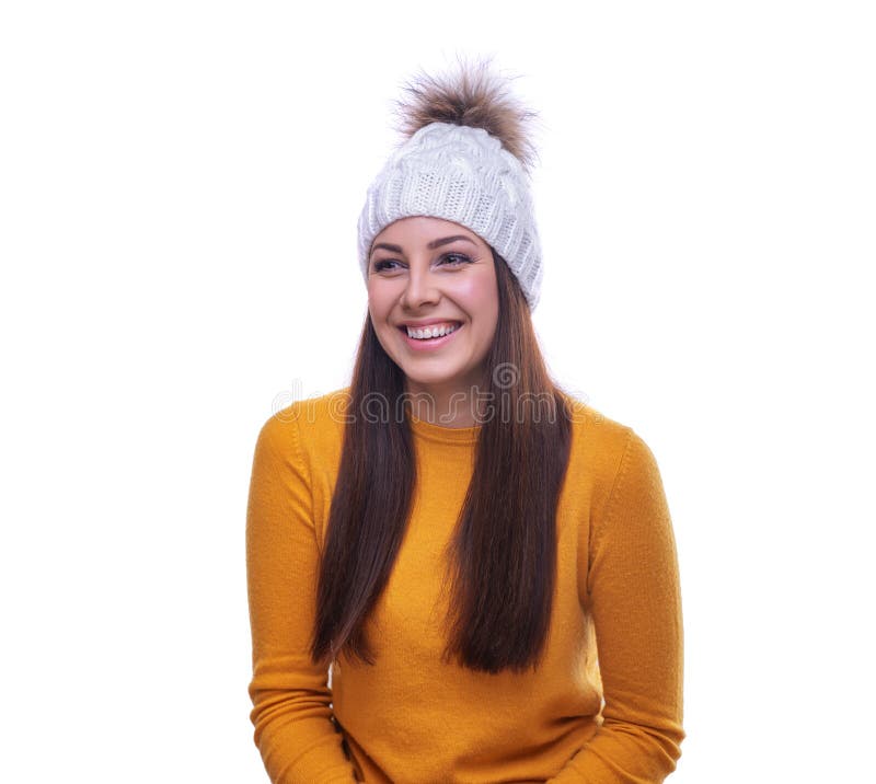 Vacker kvinna i en sötare och en varm hatt som leker på vit bakgrund. arkivbild