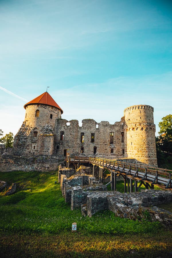 Vacker syn på csis castle i latvia med blå himmelbakgrund royaltyfria foton