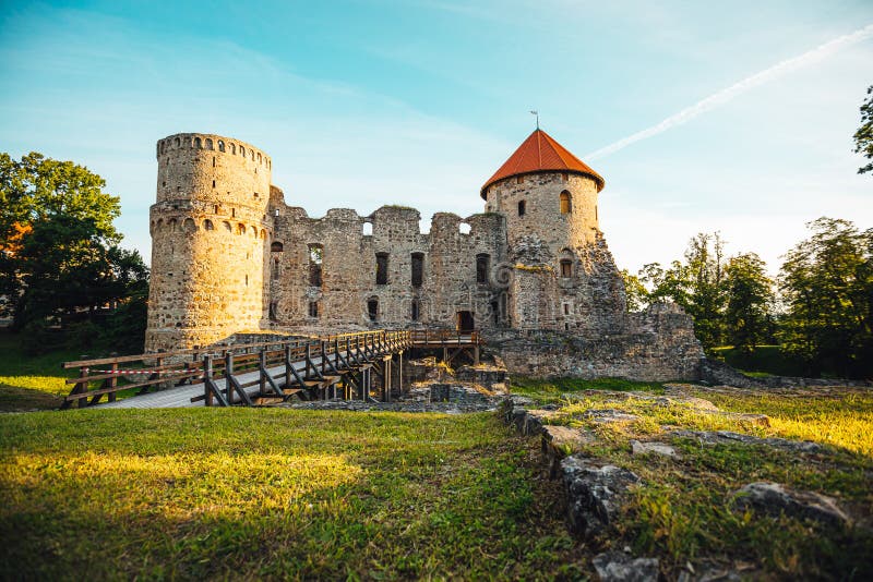 Vacker syn på csis castle i latvia med blå himmelbakgrund royaltyfri fotografi