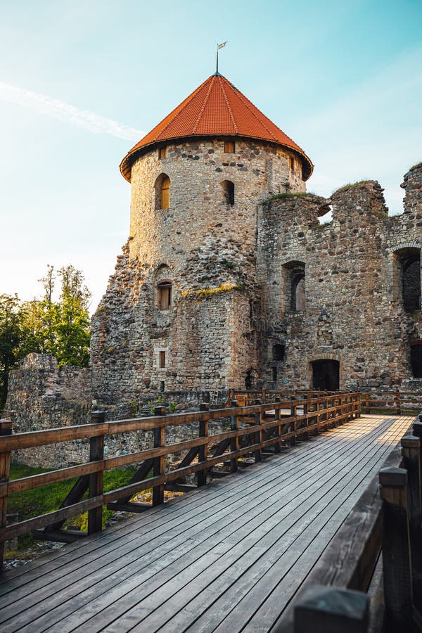 Vacker syn på csis castle i latvia med blå himmelbakgrund royaltyfria bilder