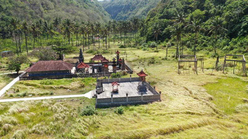 Vacker syn på det traditionella hindu-templet på stranden på stranden. Bästa resmål i bali indonesia. populär royaltyfri bild