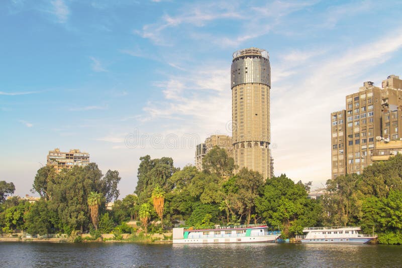 Vacker syn på nile-avrinningsområdet mitt i Kairo. Vacker syn på nile-vallen i mitten av kairo egypt