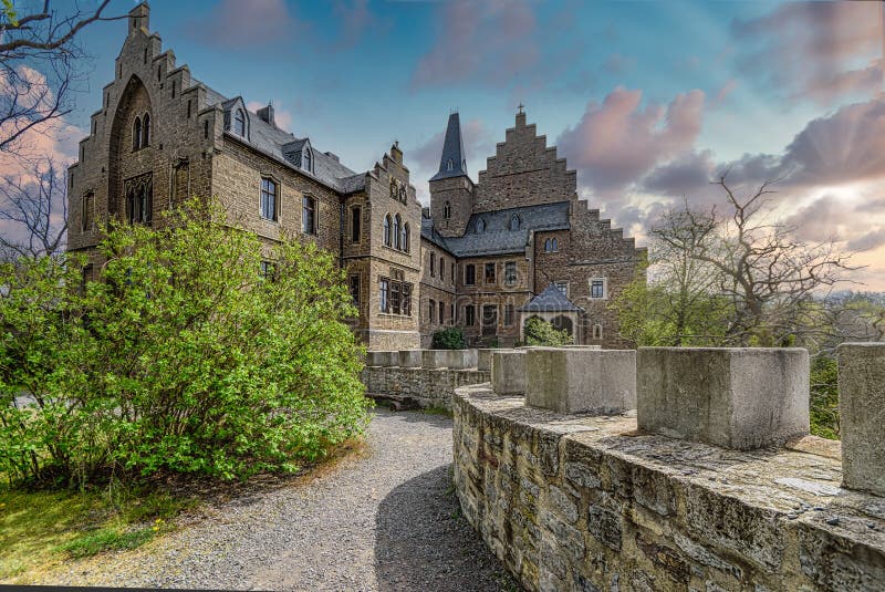 Vacker syn på schloss mansfeld i mansfeld germany durin. En vacker syn på schloss mansfeld i mansfeld-grodden under