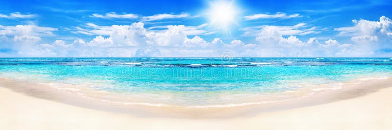 Vacker tropisk strandpanoramisk vyturkos havsvatten Havsvåg gul sandblå himmelvit moln sommarsemester